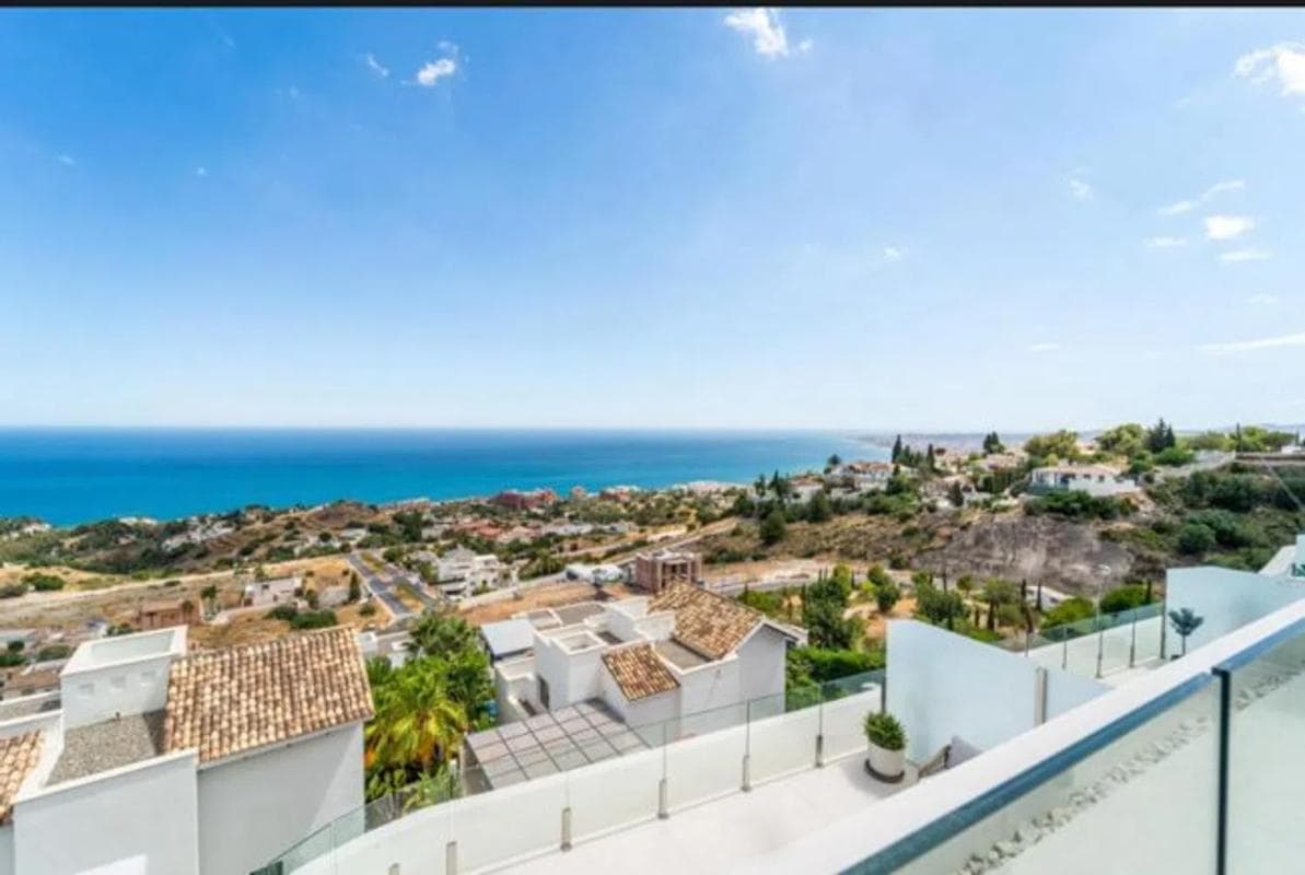 Sale of independent chalet in Calle Rododendro, Benalmádena
photo 3