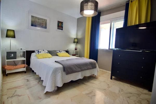 Piso en venta en Calle Ave Marina s/n, Benalmádena thumbnail 2