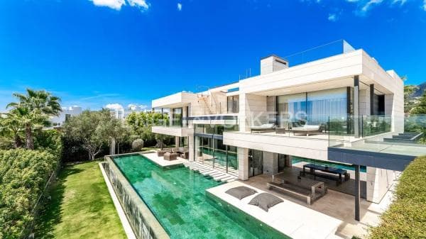 Chalet independiente en venta en Lomas del Virrey, Marbella photo 1
