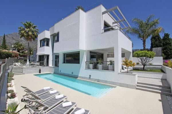 Chalet independiente en venta en Calle Benaojan, Marbella photo 1