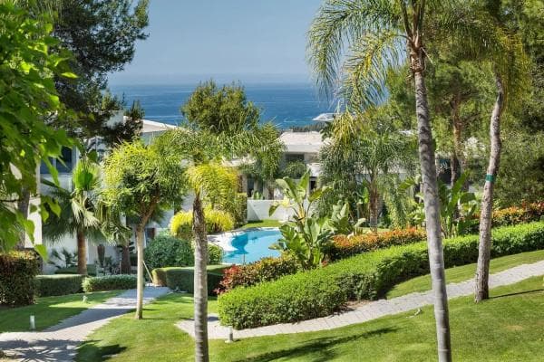 Chalet independiente en venta en Barrio Sierra Blanca, Marbella thumbnail 1