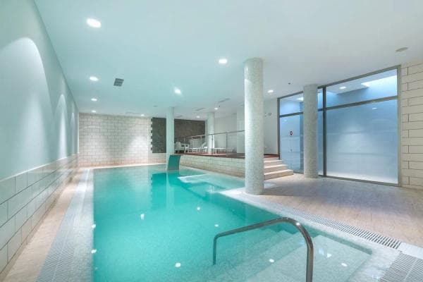 Chalet independiente en venta en Barrio Sierra Blanca, Marbella thumbnail 2