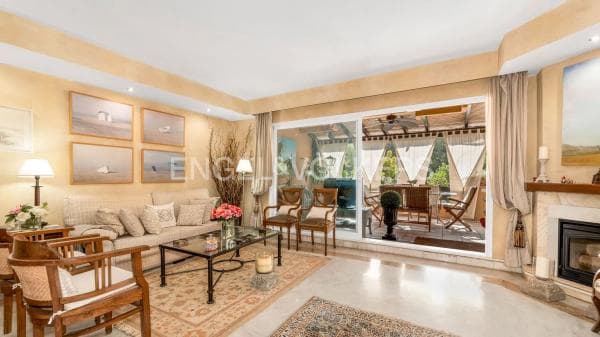 Chalet independiente en venta en Calle Cerquilla de Nagûeles, Marbella thumbnail 1
