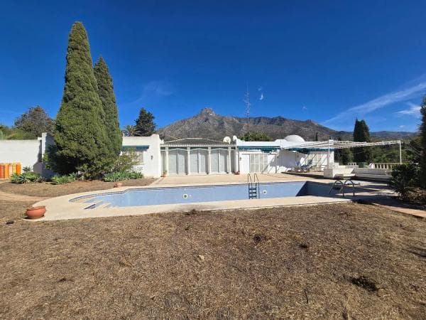 Chalet independiente en venta en Lomas del Virrey s/n, Marbella photo 1