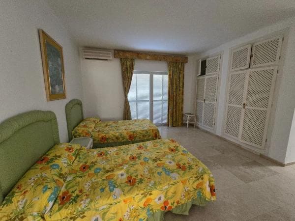 Chalet independiente en venta en Lomas del Virrey s/n, Marbella thumbnail 2