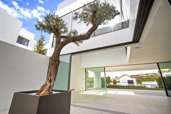 Chalet independiente en venta en Barrio Lomas de Marbella Club, Marbella photo 1
