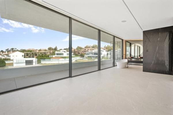 Chalet independiente en venta en Barrio Lomas de Marbella Club, Marbella thumbnail 2