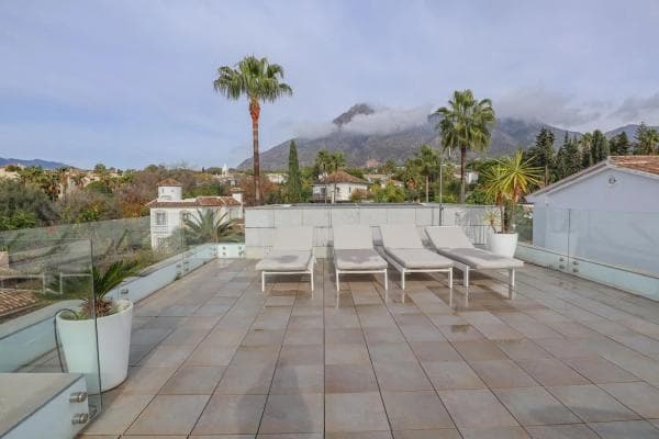 Chalet independiente en venta en Barrio Sierra Blanca, Marbella thumbnail 1