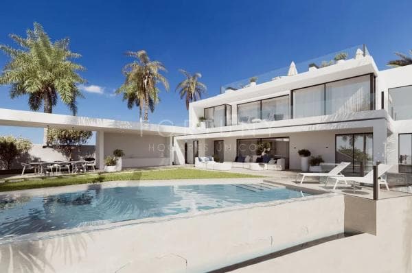 Chalet independiente en venta en Urbanización Cascada de Camojan, Marbella photo 1