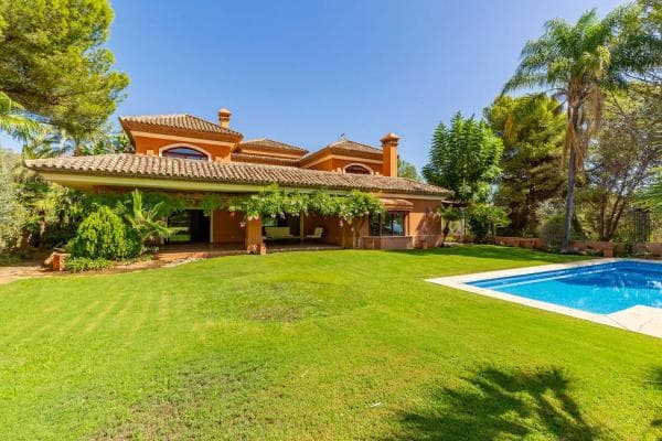 Chalet independiente en venta en Urbanizacion Altos Reales, Marbella thumbnail 1