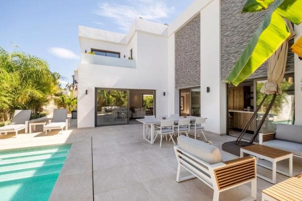 Chalet independiente en venta en Barrio Puente Romano, Marbella thumbnail 1