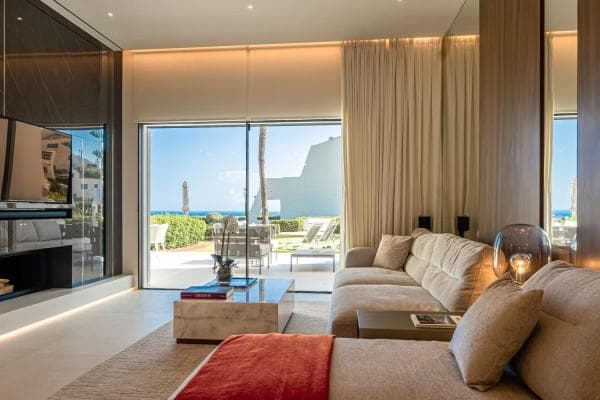 Chalet independiente en venta en Urbanización Coral Beach, Marbella thumbnail 1