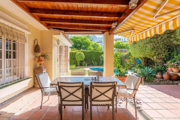 Chalet independiente en venta en Barrio La Carolina-Guadalpín, Marbella thumbnail 2