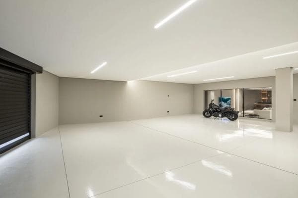 Chalet independiente en venta en Barrio Las Lomas de Río Verde, Marbella thumbnail 2
