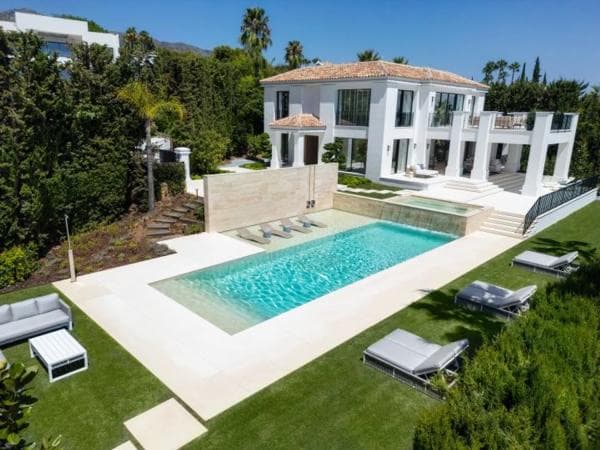 Chalet independiente en venta en Calle Mozart, 156, Marbella thumbnail 1