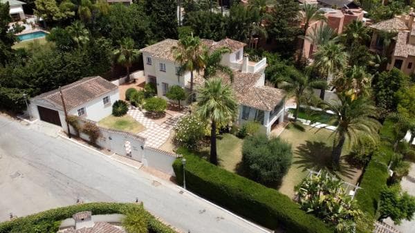 Chalet independiente en venta en Barrio Nagüeles, Marbella thumbnail 1
