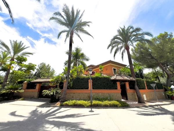 Chalet independiente en venta en Camino de Camoján, Marbella photo 1