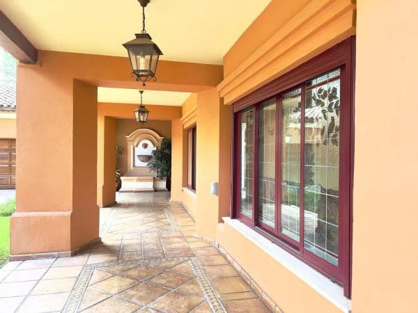 Chalet independiente en venta en Camino de Camoján, Marbella thumbnail 1