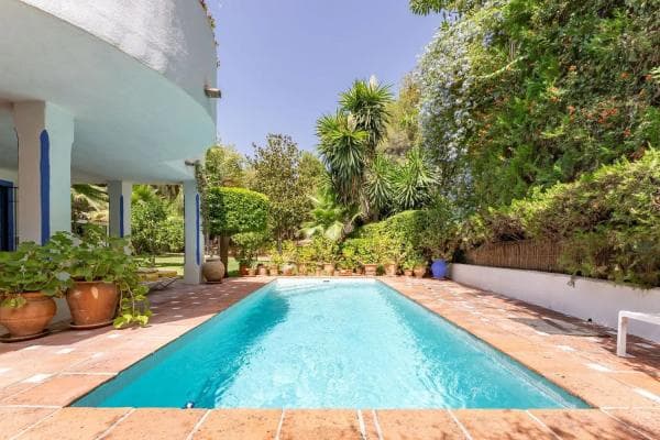 Chalet independiente en venta en Urbanización Marbella Hill Club, Marbella thumbnail 1
