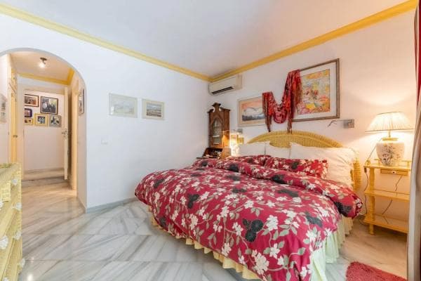 Chalet independiente en venta en Urbanización Marbella Hill Club, Marbella thumbnail 2