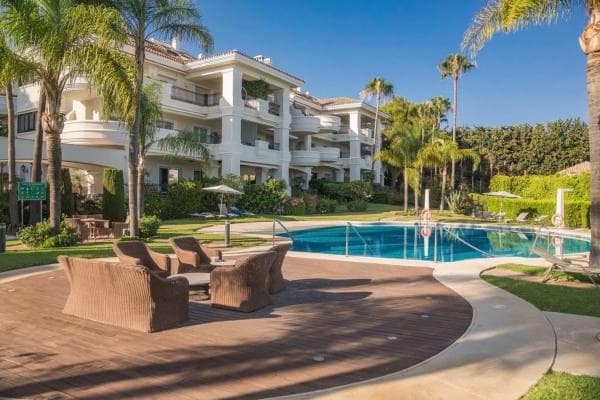 Piso en venta en Calle Albinoni, Marbella thumbnail 1