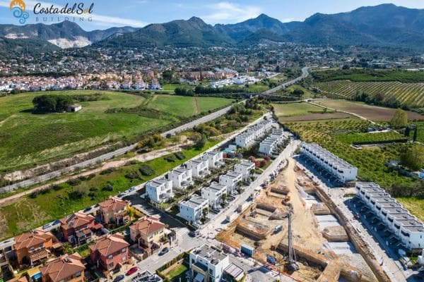 Коттедж на продажу в Calle Juanito Valderrama, Alhaurín de la Torre photo 1
