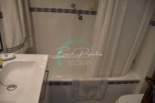 Piso en venta en Avda Pescia - Ctra de Frigiliana, Nerja thumbnail 2
