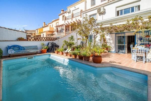 Коттедж на продажу в Calle Mirto, Nerja photo 1