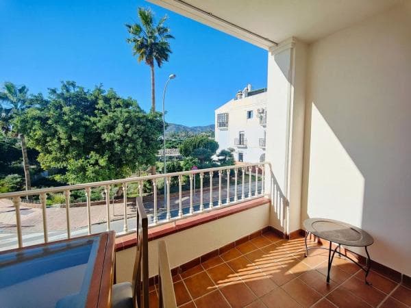 Piso en venta en Avda Pescia - Ctra de Frigiliana, Nerja thumbnail 2