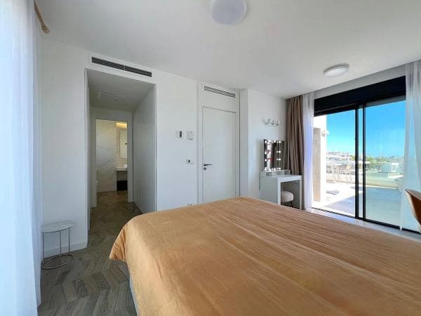 Chalet independiente en venta en Calle Artola Golf s/n, Marbella thumbnail 2