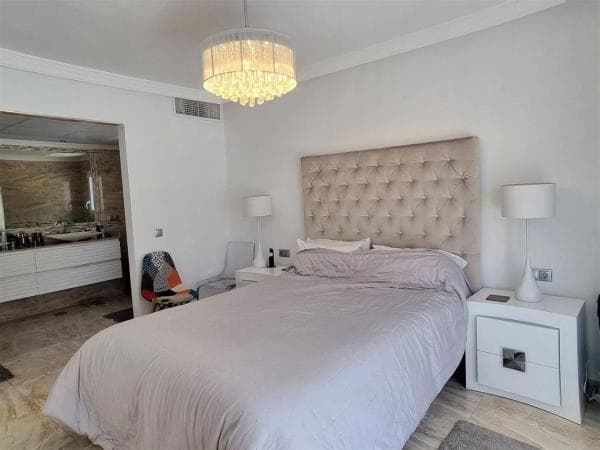 Chalet independiente en venta en Calle Italia, Marbella thumbnail 2