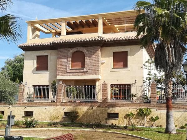 Коттедж на продажу в Avenida Villa de Madrid, 38 A, Vélez-Malaga thumbnail 1
