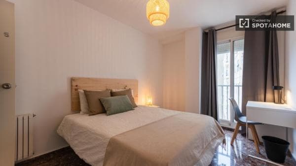 Se alquila habitación en piso de 6 habitaciones en Valencia, Valencia photo 1