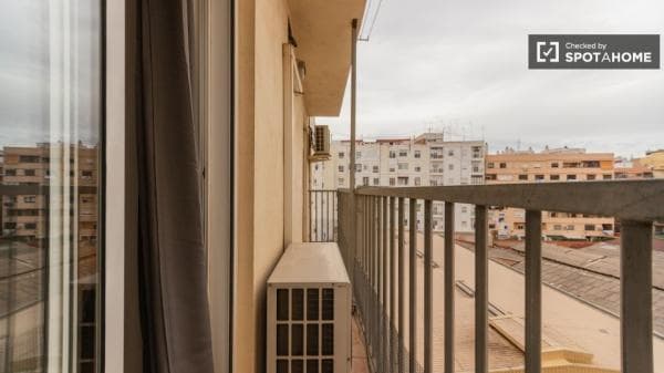 Se alquila habitación en piso de 6 habitaciones en Valencia, Valencia thumbnail 1