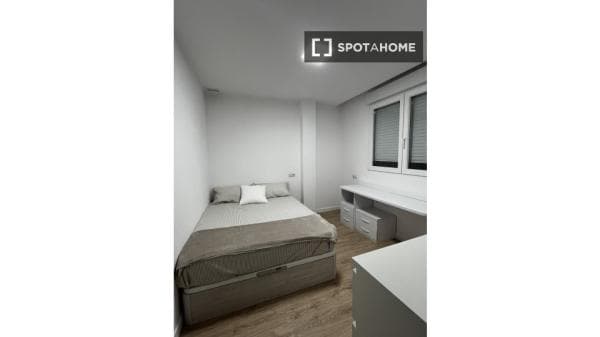 Habitación en piso compartido en valència photo 1