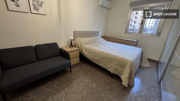 Habitación en piso compartido en valència photo 1
