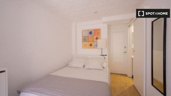 Encantadora habitación para alquilar en apartamento de 3 dormitorios en Camins al Grau photo 1