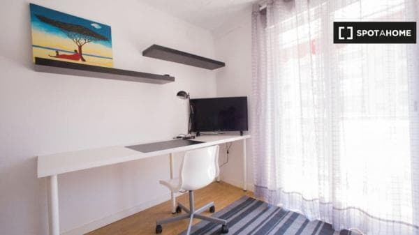 Encantadora habitación para alquilar en apartamento de 3 dormitorios en Camins al Grau thumbnail 1