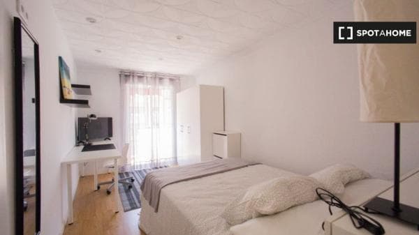 Encantadora habitación para alquilar en apartamento de 3 dormitorios en Camins al Grau thumbnail 2