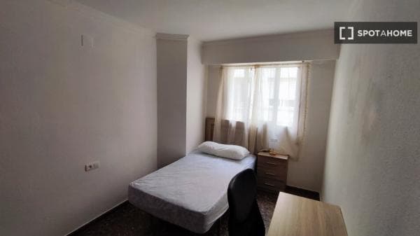 Habitación en piso compartido en valència photo 1