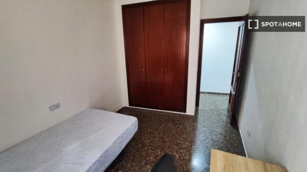 Habitación en piso compartido en valència photo 1