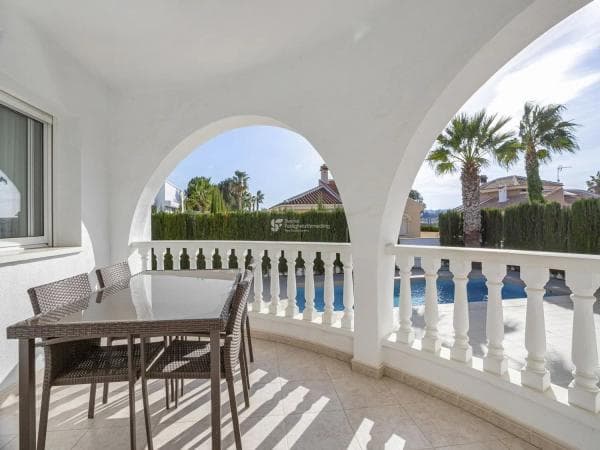 Casa independiente en calle Maria Callas thumbnail 1