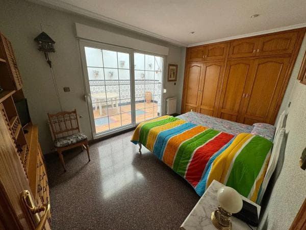 Chalet pareado en calle Escultor Navarro Santafé thumbnail 1