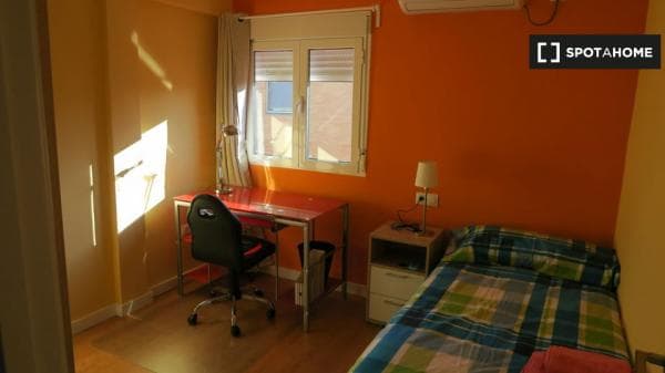 Habitación exterior en apartamento de 4 dormitorios en Triana, Sevilla photo 1