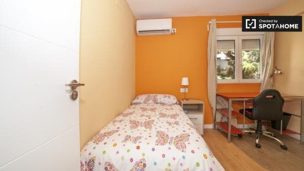 Habitación luminosa en apartamento de 4 dormitorios en Triana, Sevilla photo 1