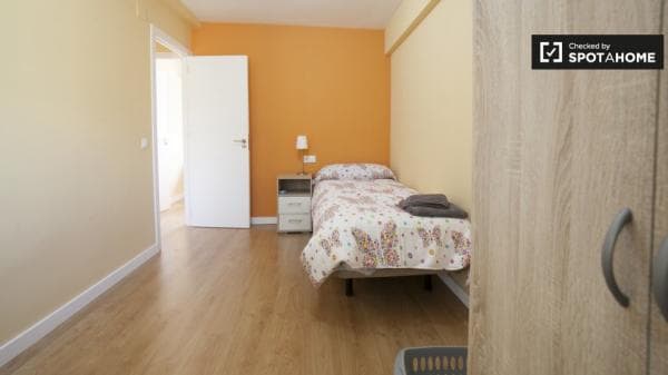 Habitación enorme en un apartamento de 4 dormitorios en Triana, Sevilla photo 1