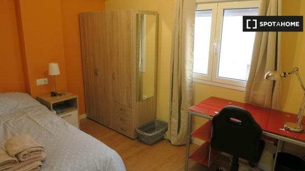 Se alquila habitación en piso de 4 dormitorios en Triana, Sevilla photo 1