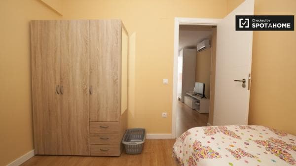 Habitación luminosa en apartamento de 4 dormitorios en Triana, Sevilla thumbnail 1