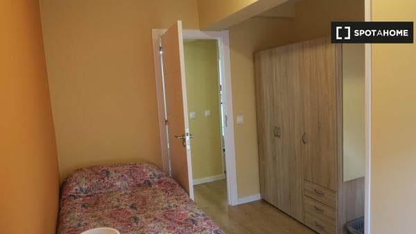 Se alquila habitación en piso de 4 dormitorios en Triana, Sevilla photo 1