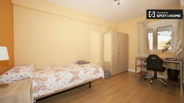 Habitación enorme en un apartamento de 4 dormitorios en Triana, Sevilla thumbnail 1